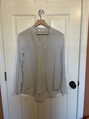 Equipment Silk Front Pleated Long Sleeve Blouse in Light Blue Grey Size XS